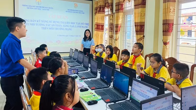 Xây dựng sức đề kháng số cho giới trẻ: từ bảo vệ thụ động đến trao quyền chủ động