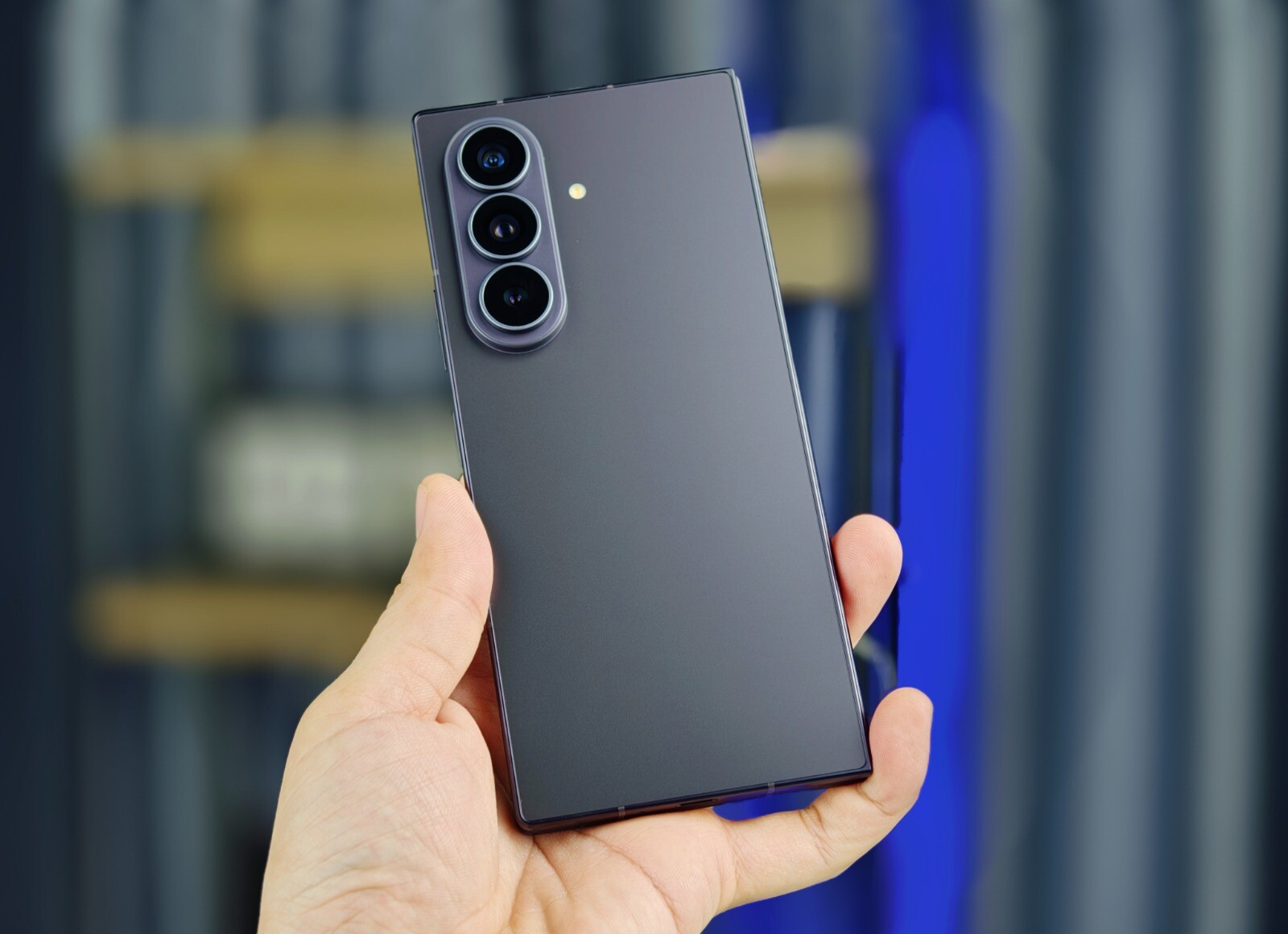 Galaxy Z Fold8 Ultra chịu được bao nhiêu lực khi bị bẻ cong?