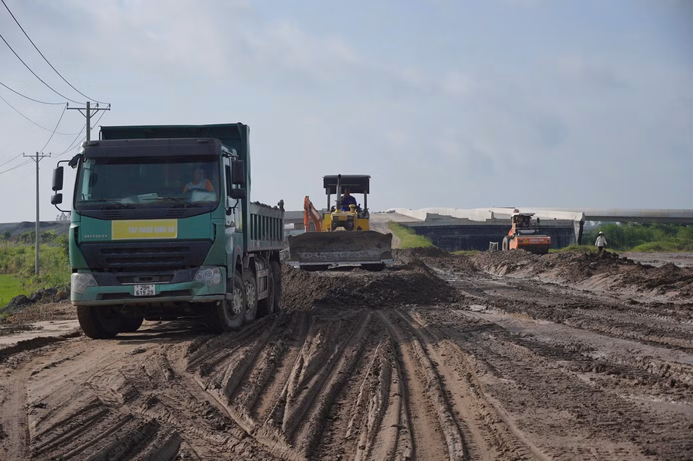 Hàng nghìn công nhân bám công trường cao tốc dịp lễ Quốc khánh