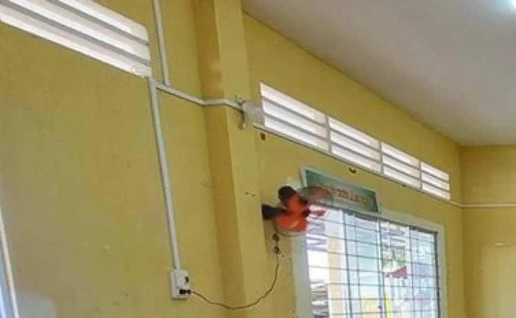 Bàn ghế học sinh 20 năm không đổi: Cái giá sức khỏe phải trả