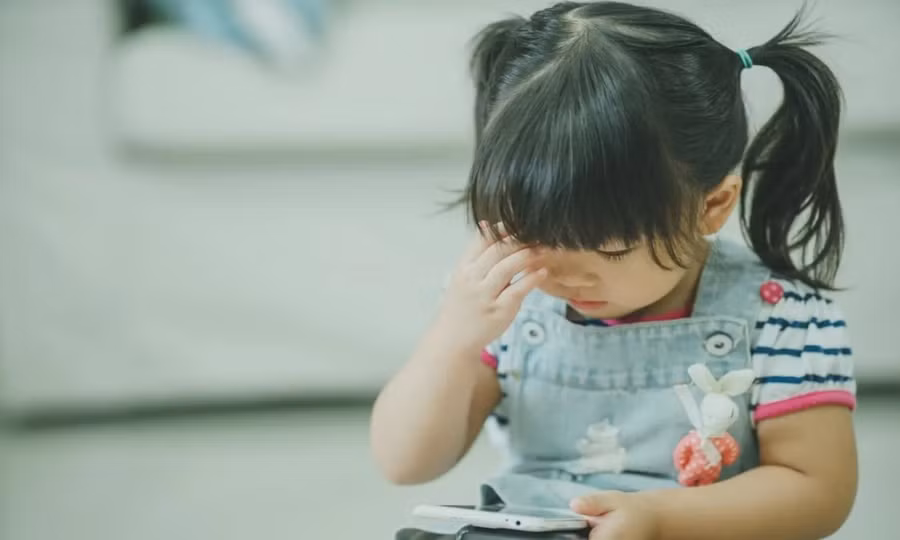 Lạm dụng màn hình khiến trẻ suy giảm tập trung và giao tiếp