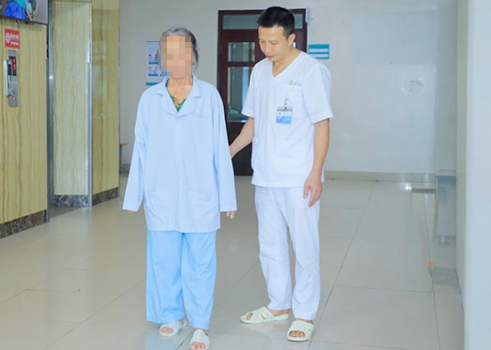 Từ liệt tứ chi đến leo cầu thang: Phục hồi sức khỏe người cao tuổi nhờ tập luyện