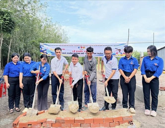 Những mô hình hỗ trợ học sinh khó khăn trước năm học mới