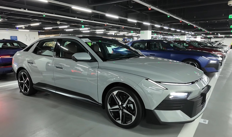 Hyundai Elantra lột xác: cơ bắp, hybrid 1.6 và Gleo AI