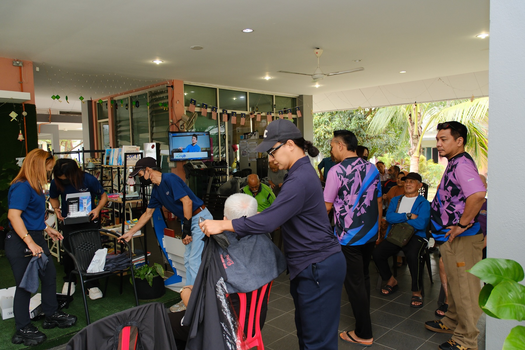 Potong Rambut Amal: Bila Salun Menjadi Ruang Kasih Warga Emas
