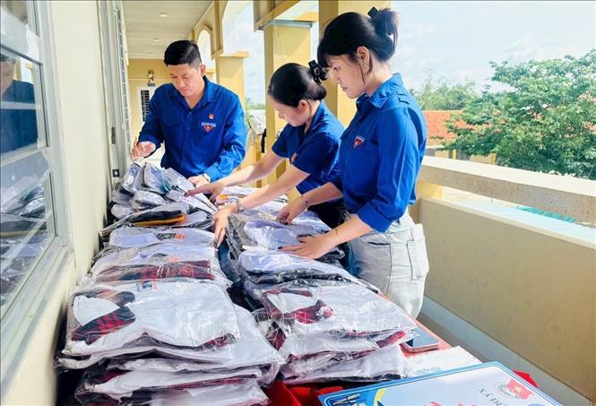Những mô hình hỗ trợ học sinh khó khăn trước năm học mới