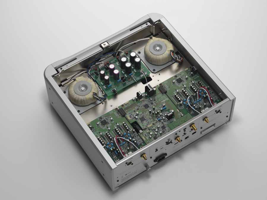 Accuphase DP-470 vs Esoteric N-01XE: hai hướng tiếp cận digital cho audiophile