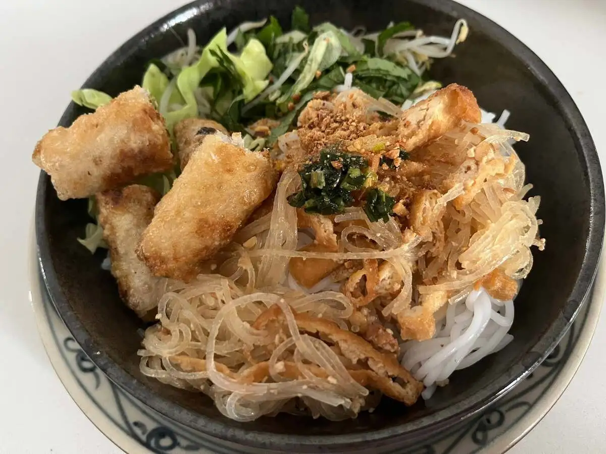 Từ bún riêu đến miến trộn: biến tấu thực đơn chay với món sợi