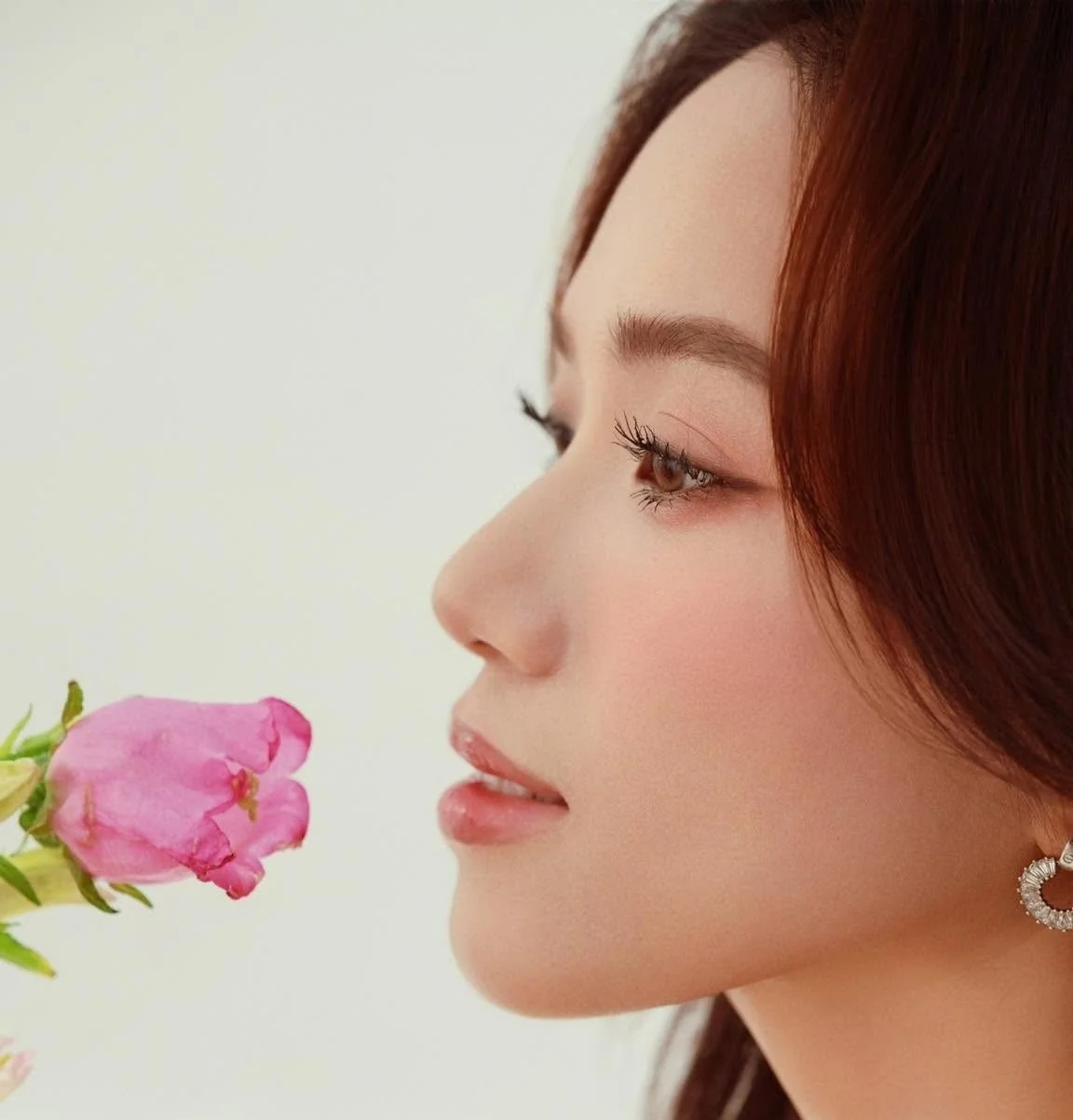 Thùy Chi tái xuất: từ 'thần tiên tỷ tỷ' đến âm nhạc quê hương