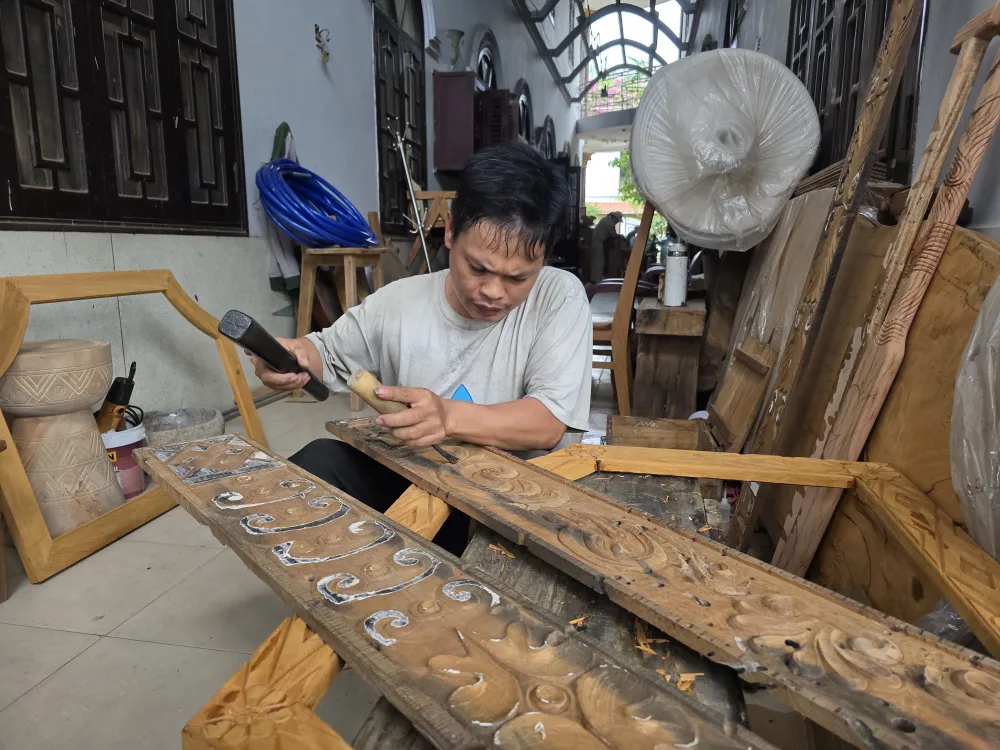 Gỗ tàu thuyền tái sinh thành nội thất bền vững ở Hội An