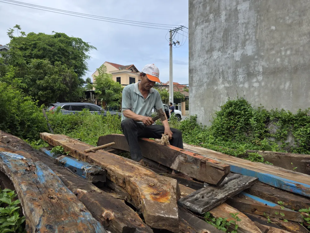 Gỗ tàu thuyền tái sinh thành nội thất bền vững ở Hội An