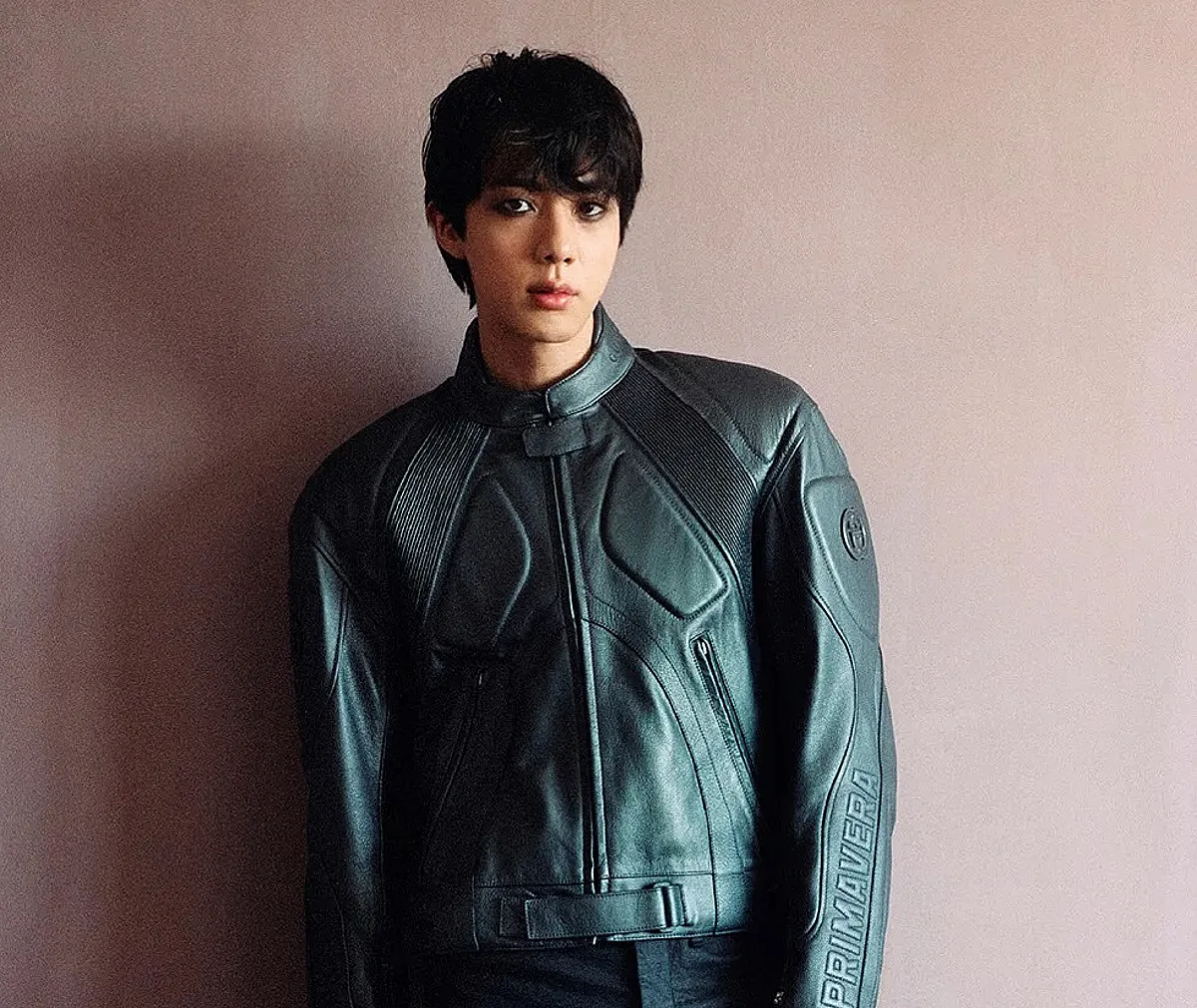 Jin BTS và Gucci Primavera: Khi một thần tượng K-pop định nghĩa lại khái niệm ‘hàng bán hết’