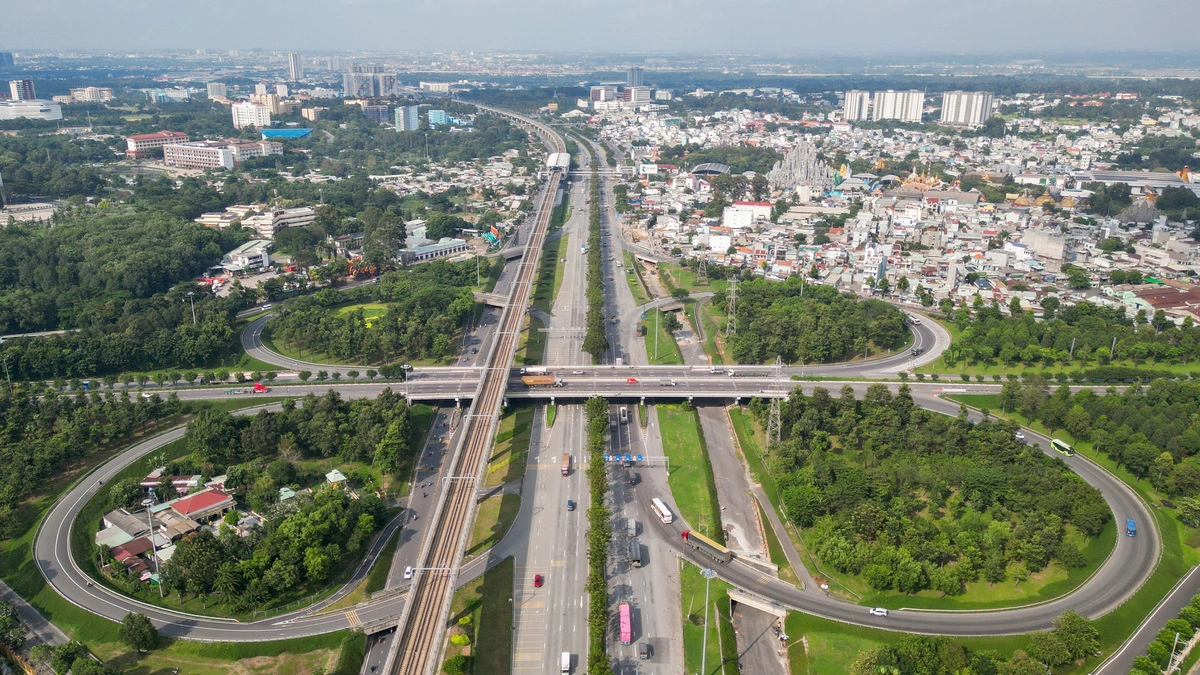Cầu kính 120m vượt khe núi: Bước đi táo bạo trong hạ tầng du lịch