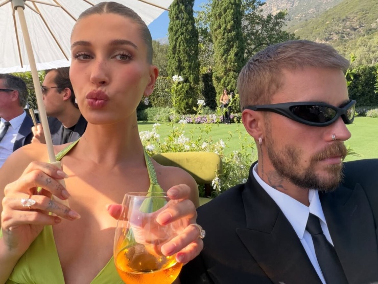 Hailey Bieber và đầm Versace vintage: bài học phối đồ thanh lịch cho khách mời đám cưới