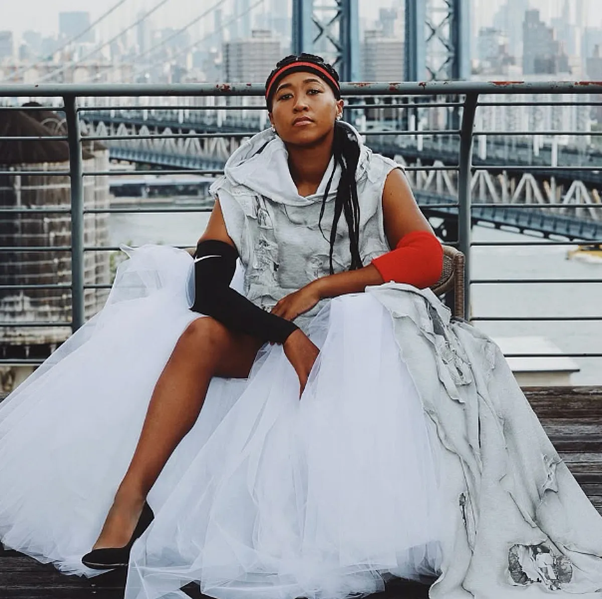 Naomi Osaka biến sân tennis thành sàn diễn thời trang