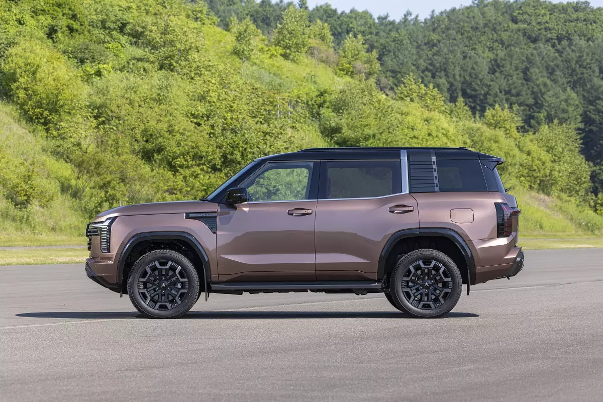 Mitsubishi Pajero thế hệ 5: Trở lại để đấu Land Cruiser Prado