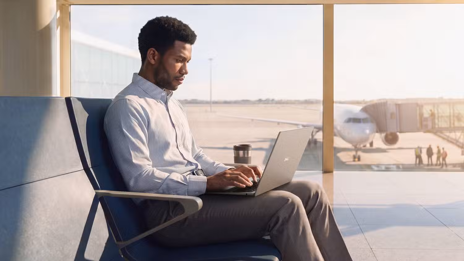 Dell 14S: laptop siêu nhẹ 1,15 kg, pin 21 giờ, đối trọng MacBook Neo