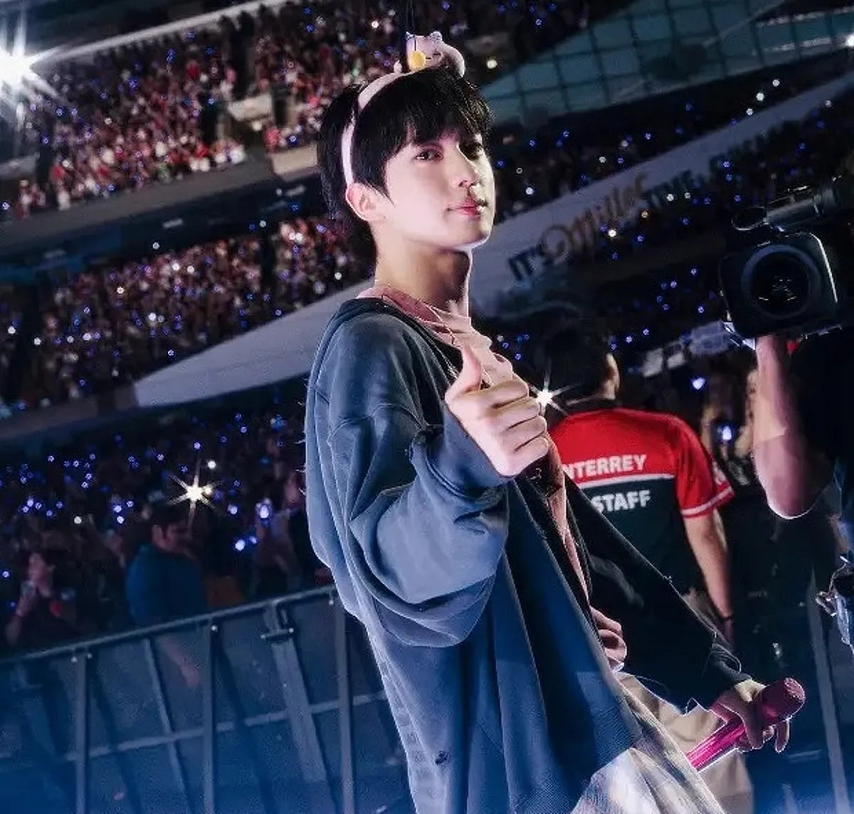 BTS Jin và hiện tượng ‘Vua bán hết’ tại concert Chicago