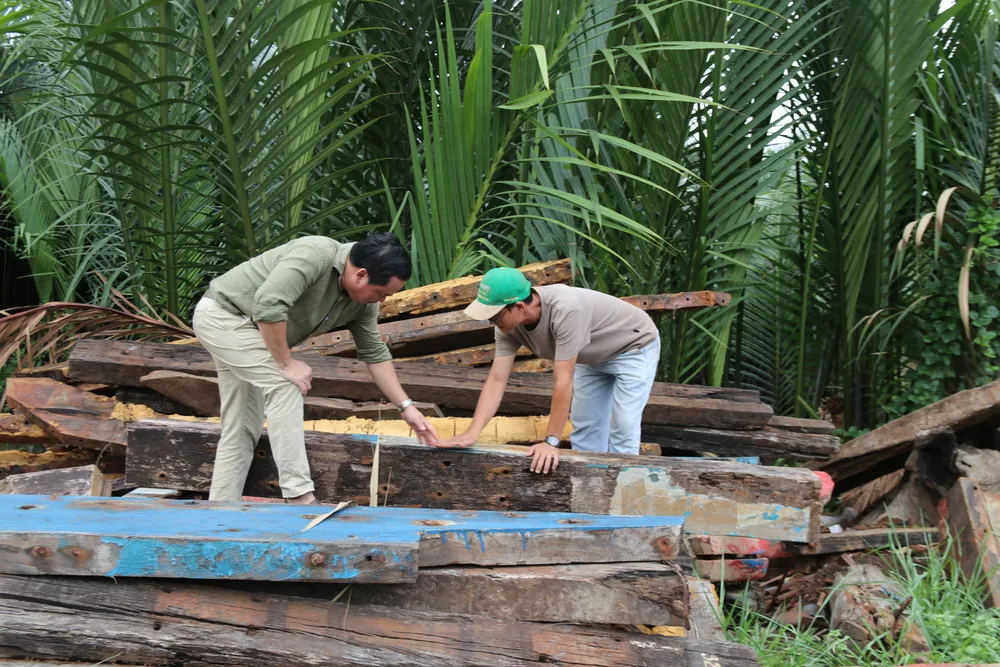 Từ gỗ tàu thuyền bỏ hoang đến đồ gỗ cao cấp Việt