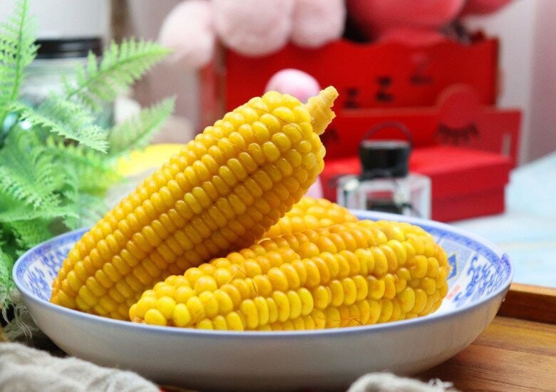 Luộc ngô ngọt mềm mọng: Đừng chỉ cho đường, hãy cho đúng gia vị