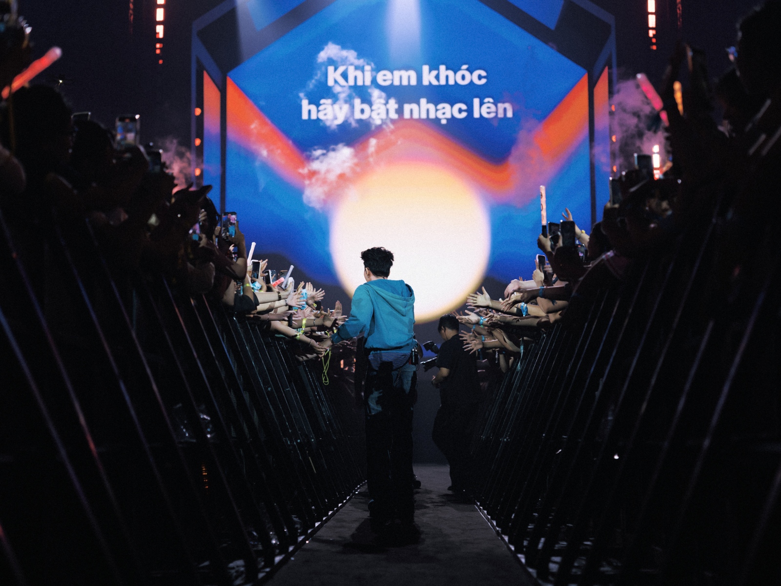 Bước tiếp của nghệ sĩ V-pop: Dấn thân để hiểu mình