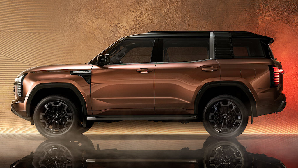 Mitsubishi Pajero thế hệ 5 trở lại và thách thức Land Cruiser Prado