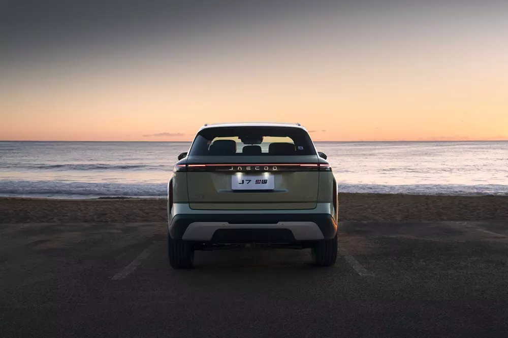 Jaecoo J7 PHEV AWD: dẫn động 4 bánh giá mềm nhưng có đủ mạnh để cạnh tranh?