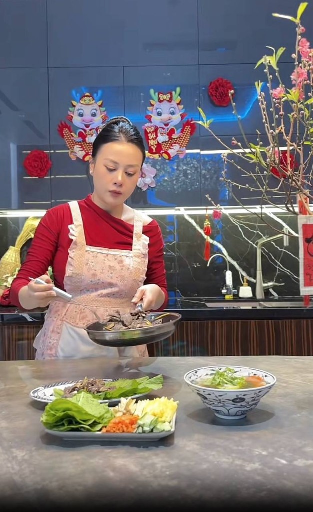 Phương Oanh nấu ăn dịp lễ: mâm cơm gà thanh nhẹ cho gia đình