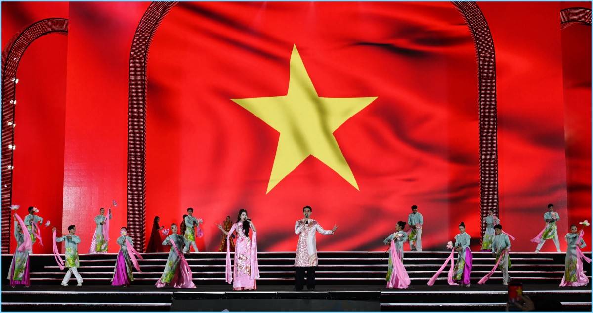 Khi trang phục văn hóa dân tộc bước lên sàn diễn biển toàn cầu