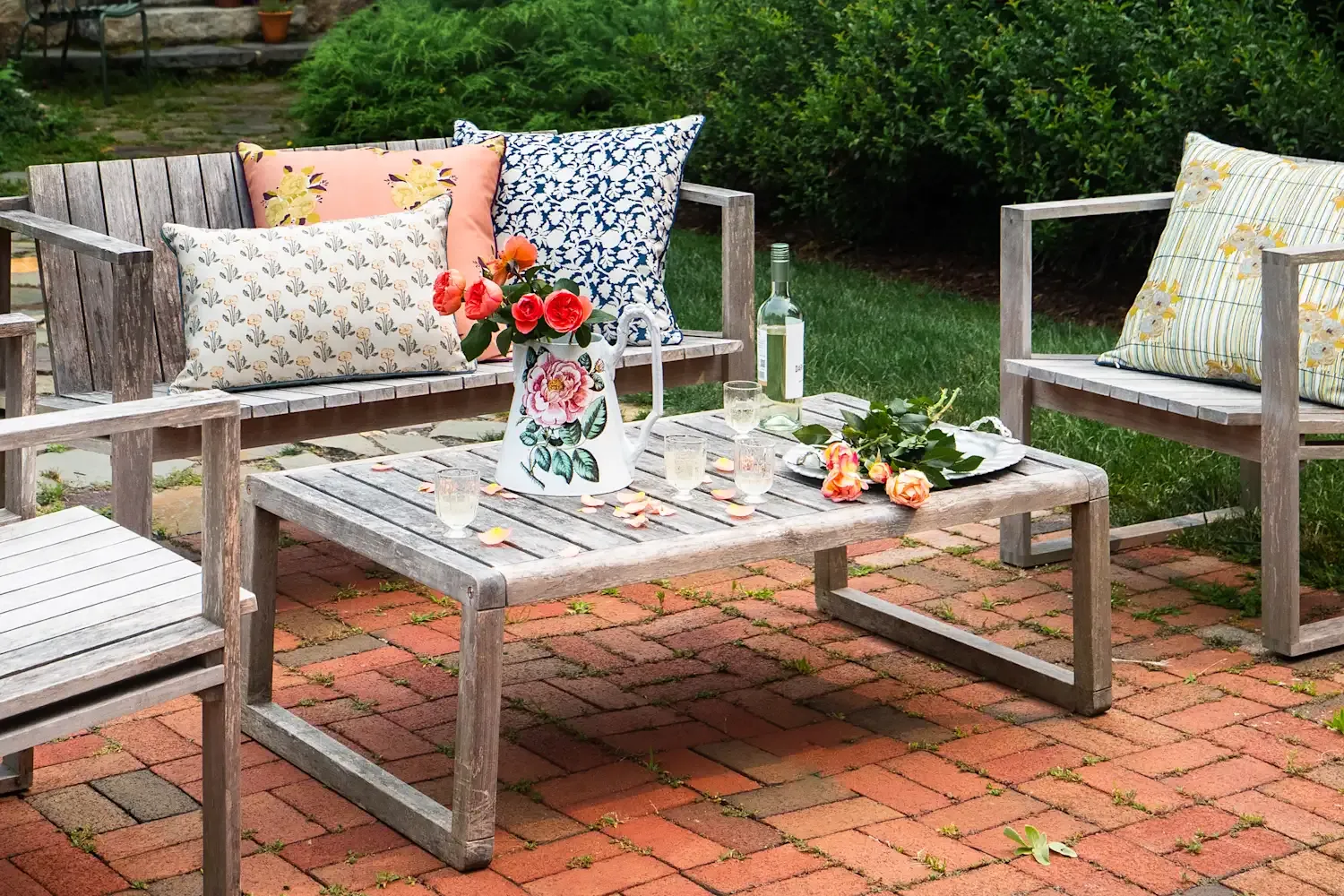Cách bố trí gối trang trí để phòng khách tinh tế và cân bằng