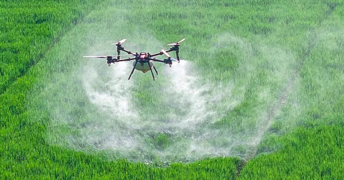 Drone phun thuốc thông minh: cơ hội vàng hay cái bẫy hóa chất?