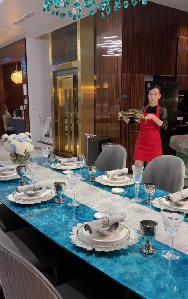 Phương Oanh nấu ăn dịp lễ: mâm cơm gà thanh nhẹ cho gia đình