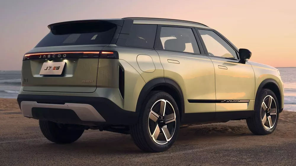 Jaecoo J7 PHEV AWD: Bốn bánh có đáng tiền so với bản FWD?
