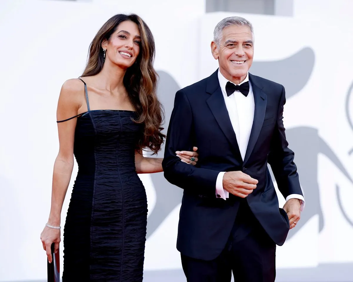George và Amal Clooney định nghĩa lại phong cách thảm đỏ Venice