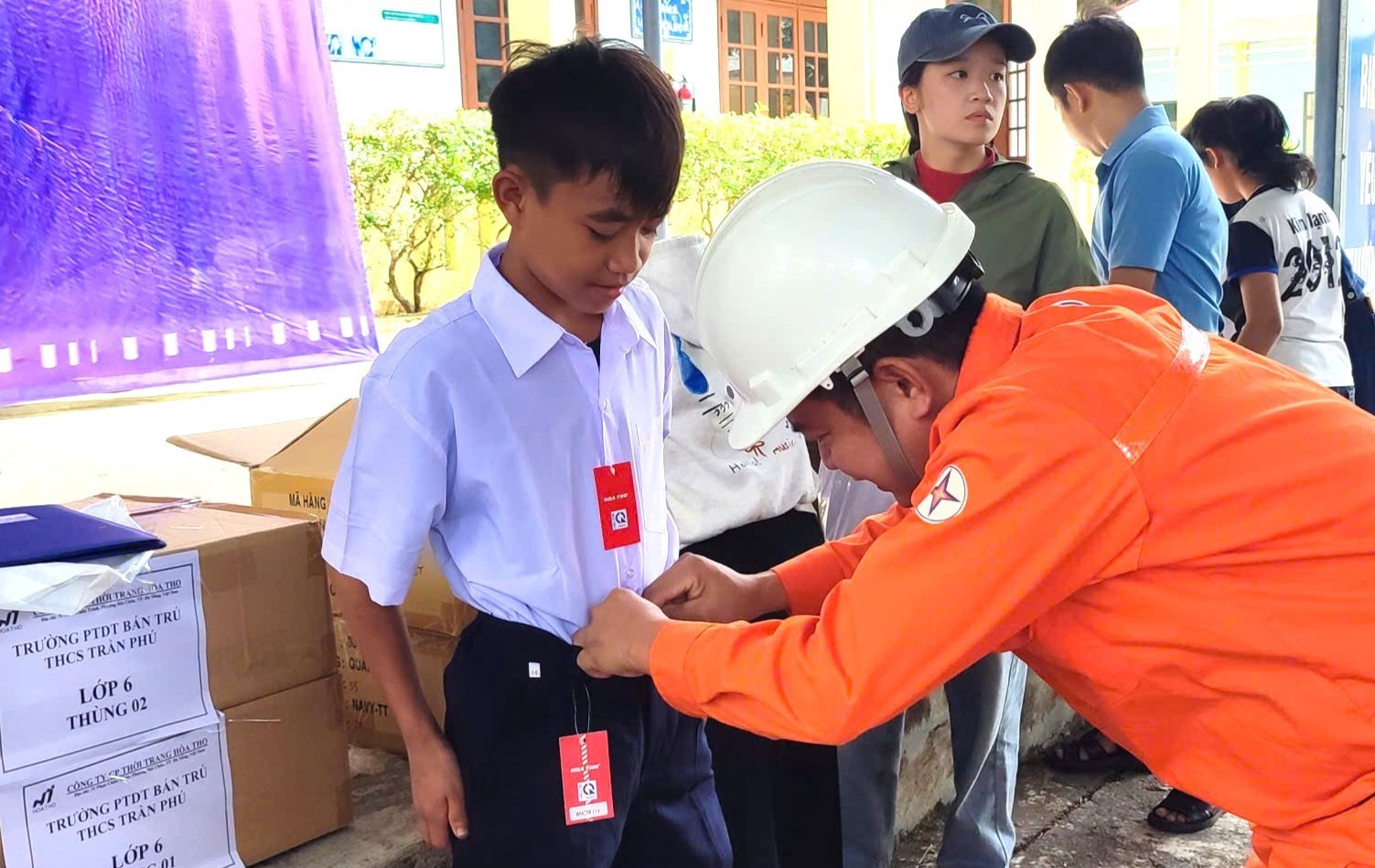 Từ 143 bộ đồng phục đến mô hình đồng hành với học sinh vùng cao