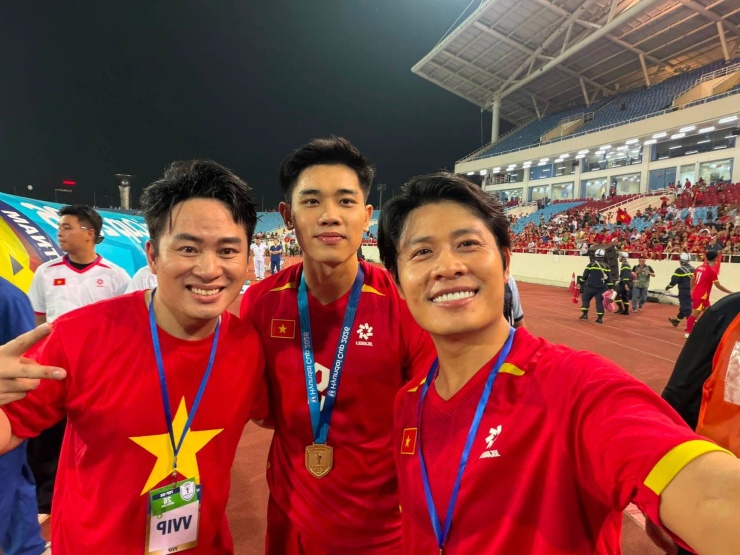 Tùng Dương và Nguyễn Văn Chung tiếp lửa chung kết ASEAN Cup: Khi âm nhạc pop hòa nhịp đam mê bóng đá