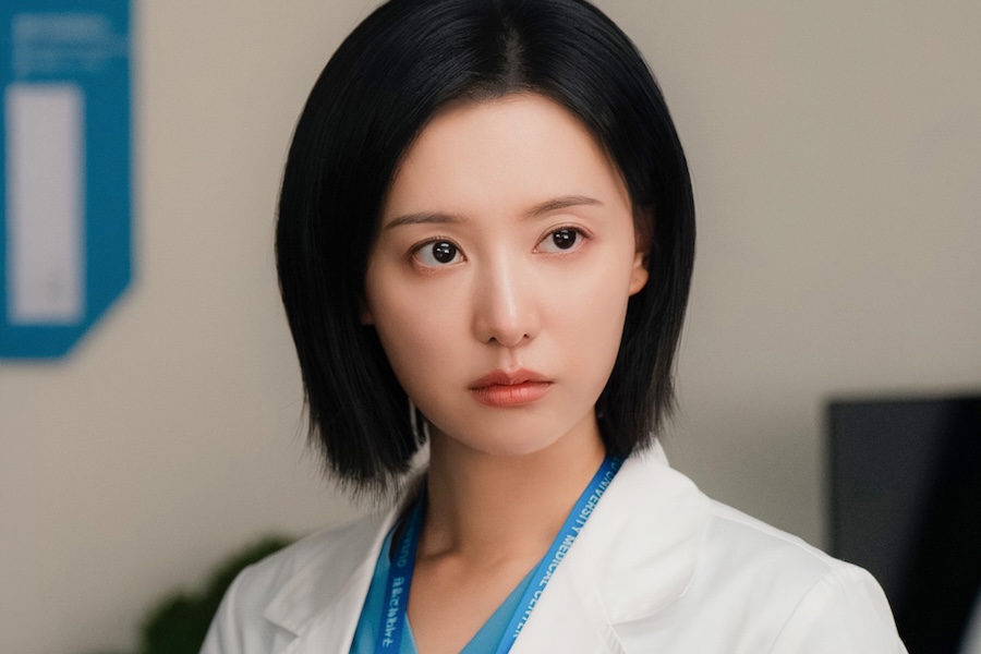 Kim Ji Won lột xác thành bác sĩ phẫu thuật tài năng trong ‘Doctor X’