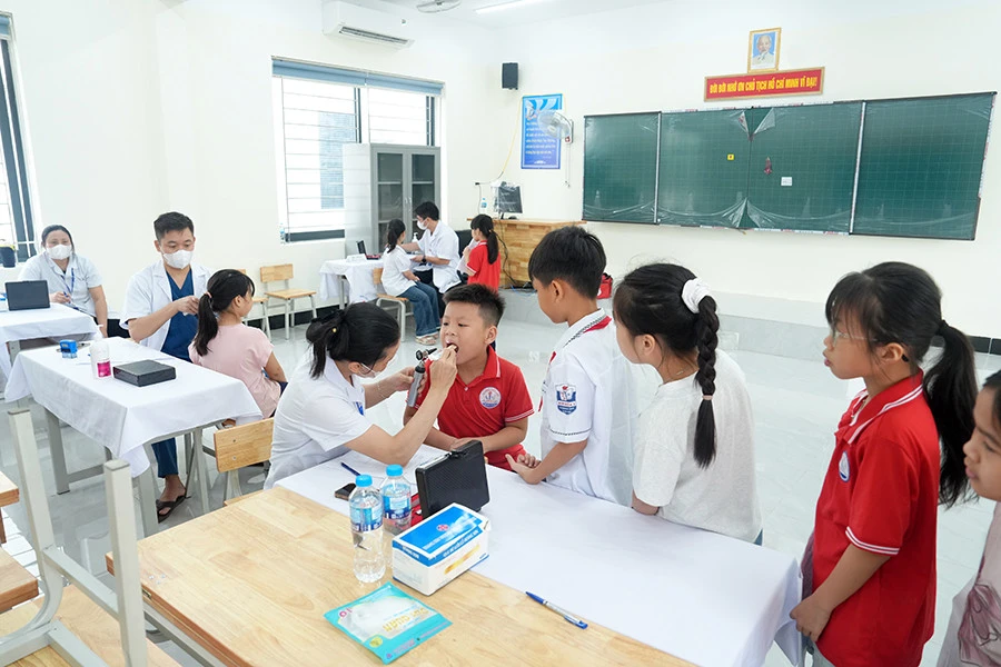 Khám sức khỏe miễn phí cho hơn 2,2 triệu học sinh Hà Nội: đầu tư thông minh cho tương lai