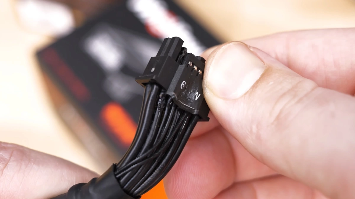 PC Builder hàn trực tiếp dây nguồn vào RTX 5090: giải pháp điên rồ hay lời kết tội chuẩn 12V-2×6?