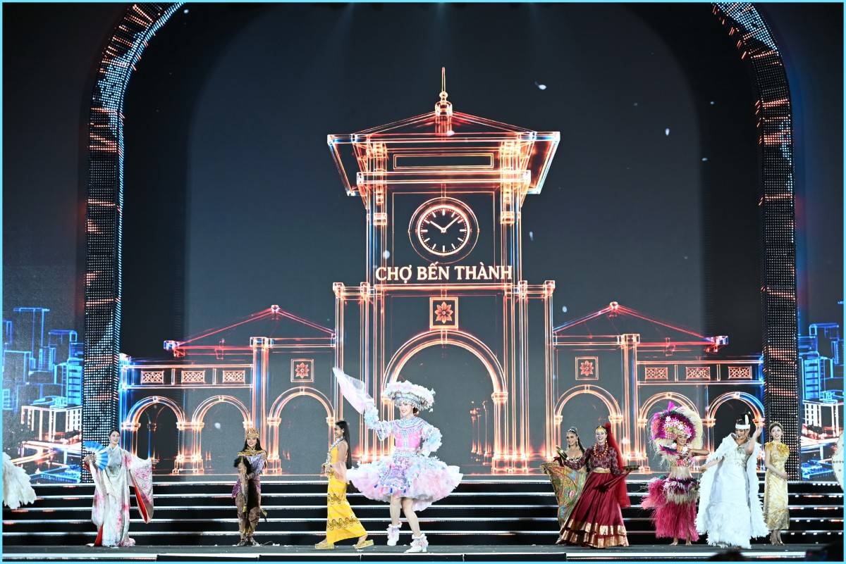 Khi trang phục văn hóa dân tộc bước lên sàn diễn biển toàn cầu