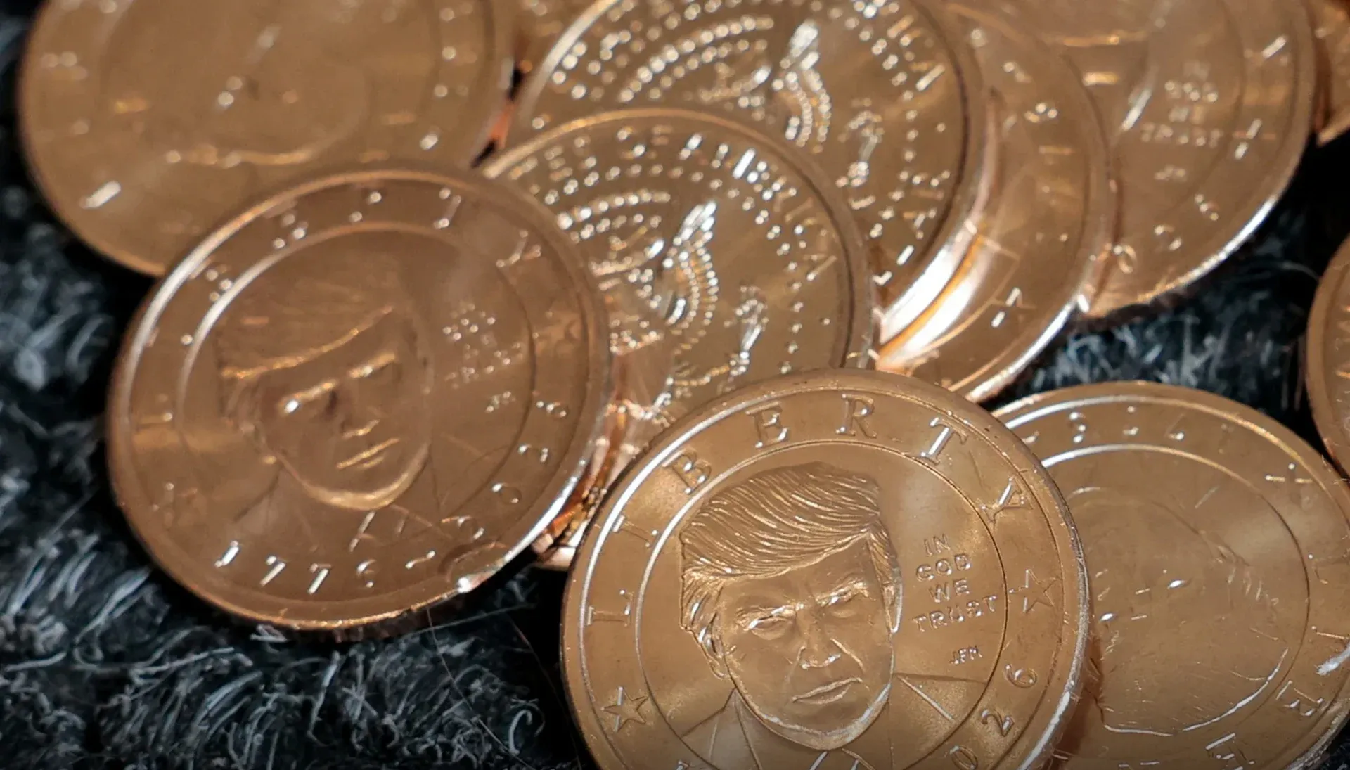 Đồng xu Trump 1 USD gây sốt: cơn sốt collector và bài toán đầu tư