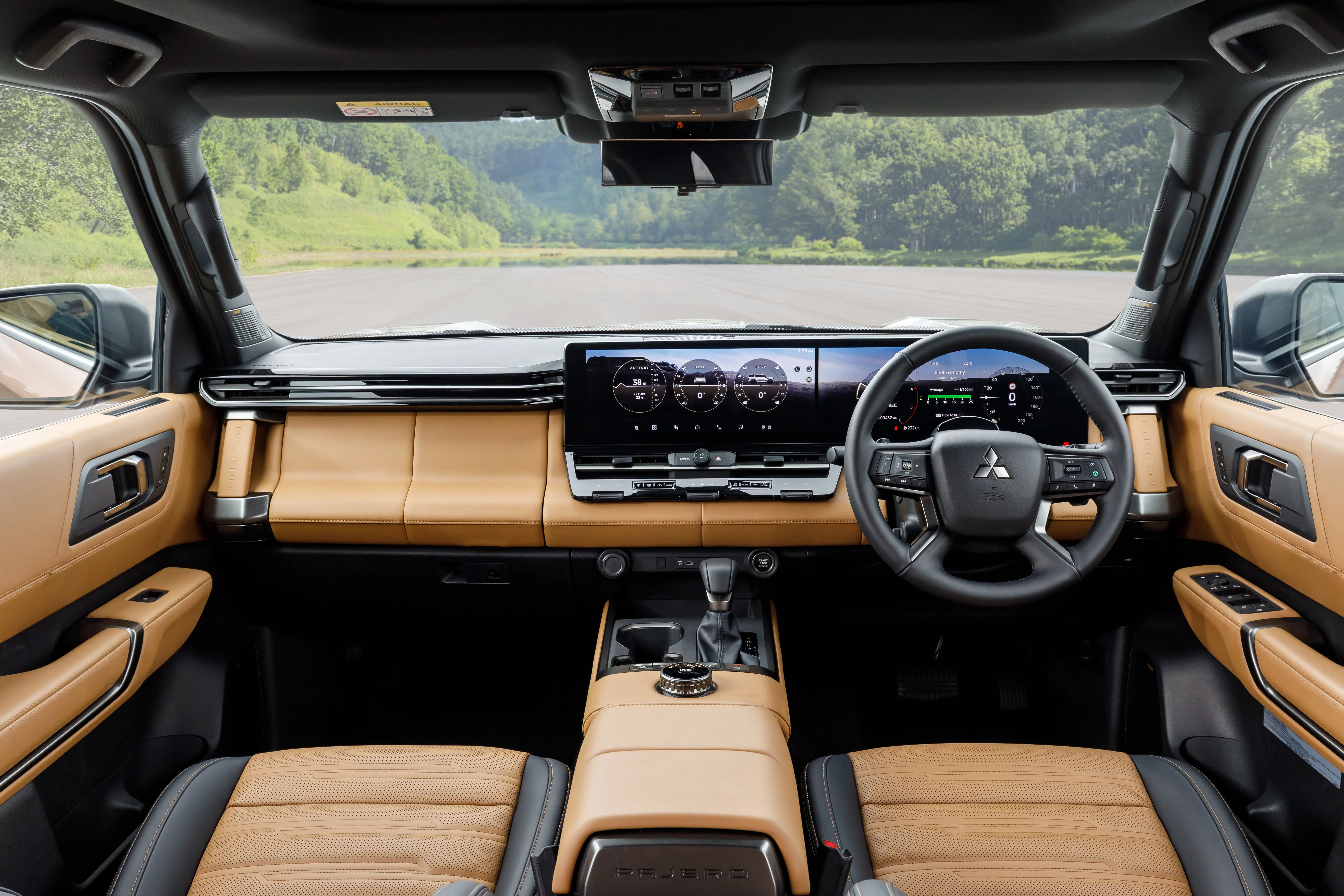 Mitsubishi Pajero thế hệ 5: khung gầm rời và cuộc đối đầu SUV địa hình