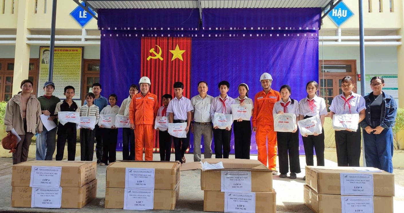 Từ 143 bộ đồng phục đến mô hình đồng hành với học sinh vùng cao