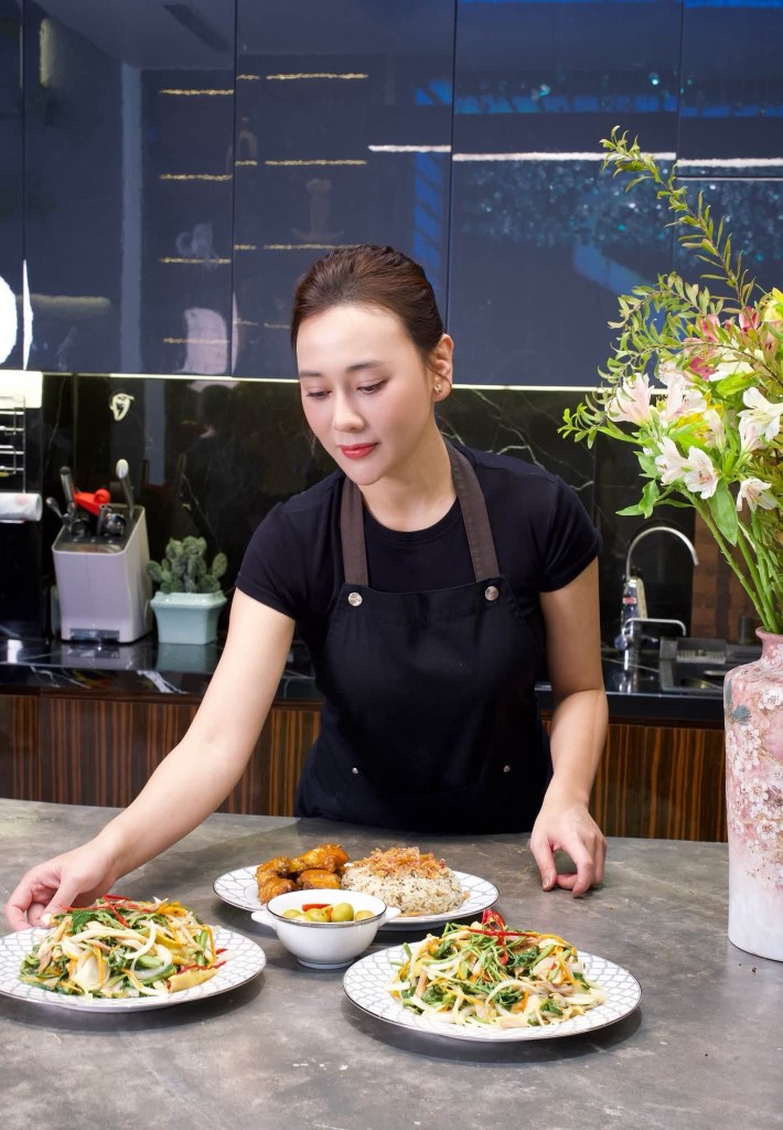 Sao Việt nấu ăn dịp lễ: Khi căn bếp thay thế điểm check-in sang chảnh