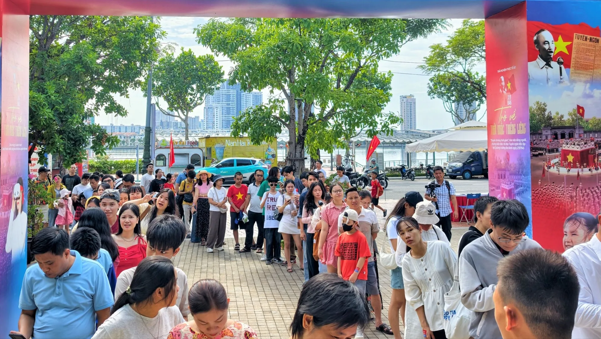 Hàng nghìn người Đà Nẵng xếp hàng xuyên không về Ba Đình bằng VR
