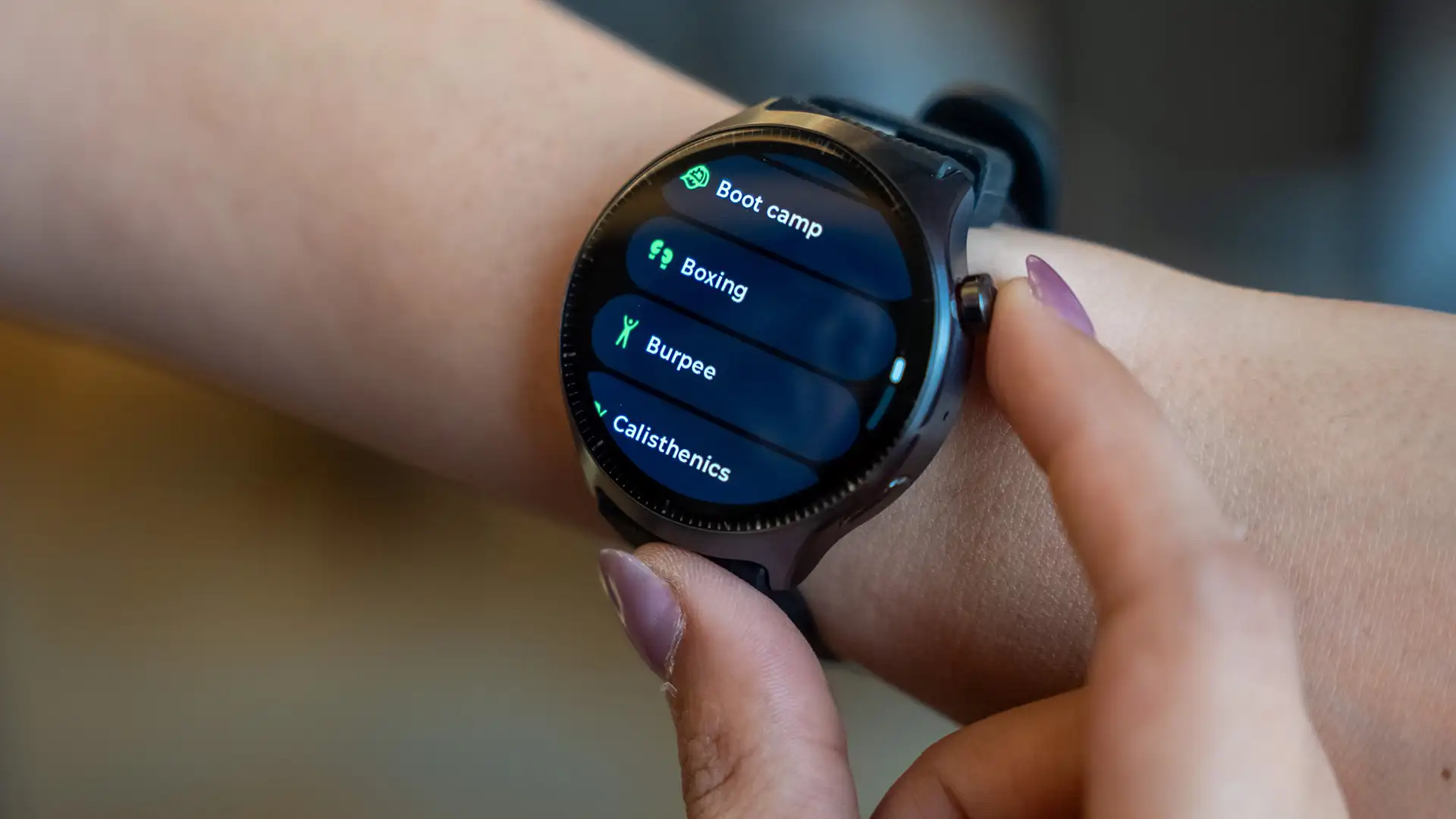 Motorola Moto Watch Ultra: cú trở lại mạo hiểm trên sân chơi Wear OS