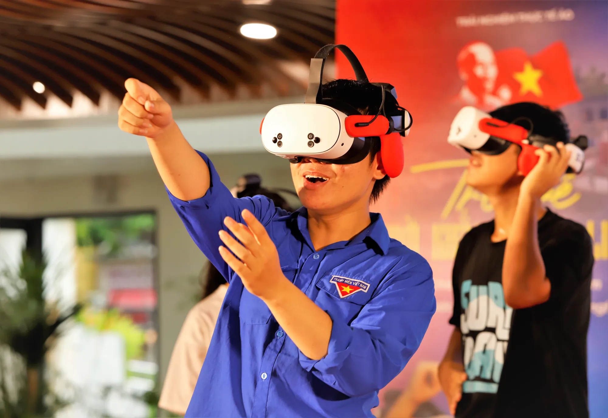 Hàng nghìn người Đà Nẵng xếp hàng xuyên không về Ba Đình bằng VR