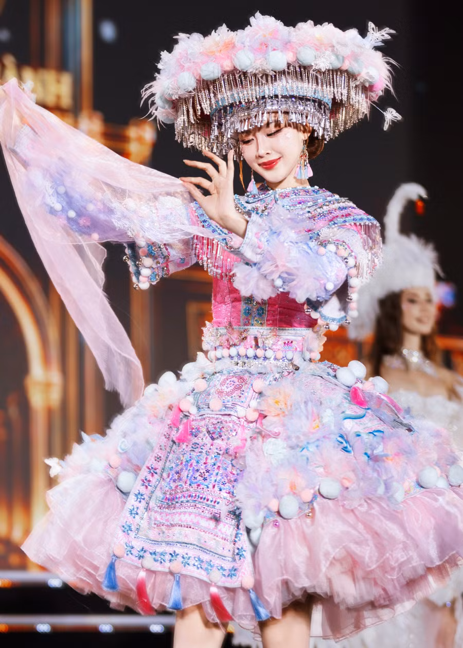111 thí sinh Miss World tỏa sáng bên bờ biển Nha Trang