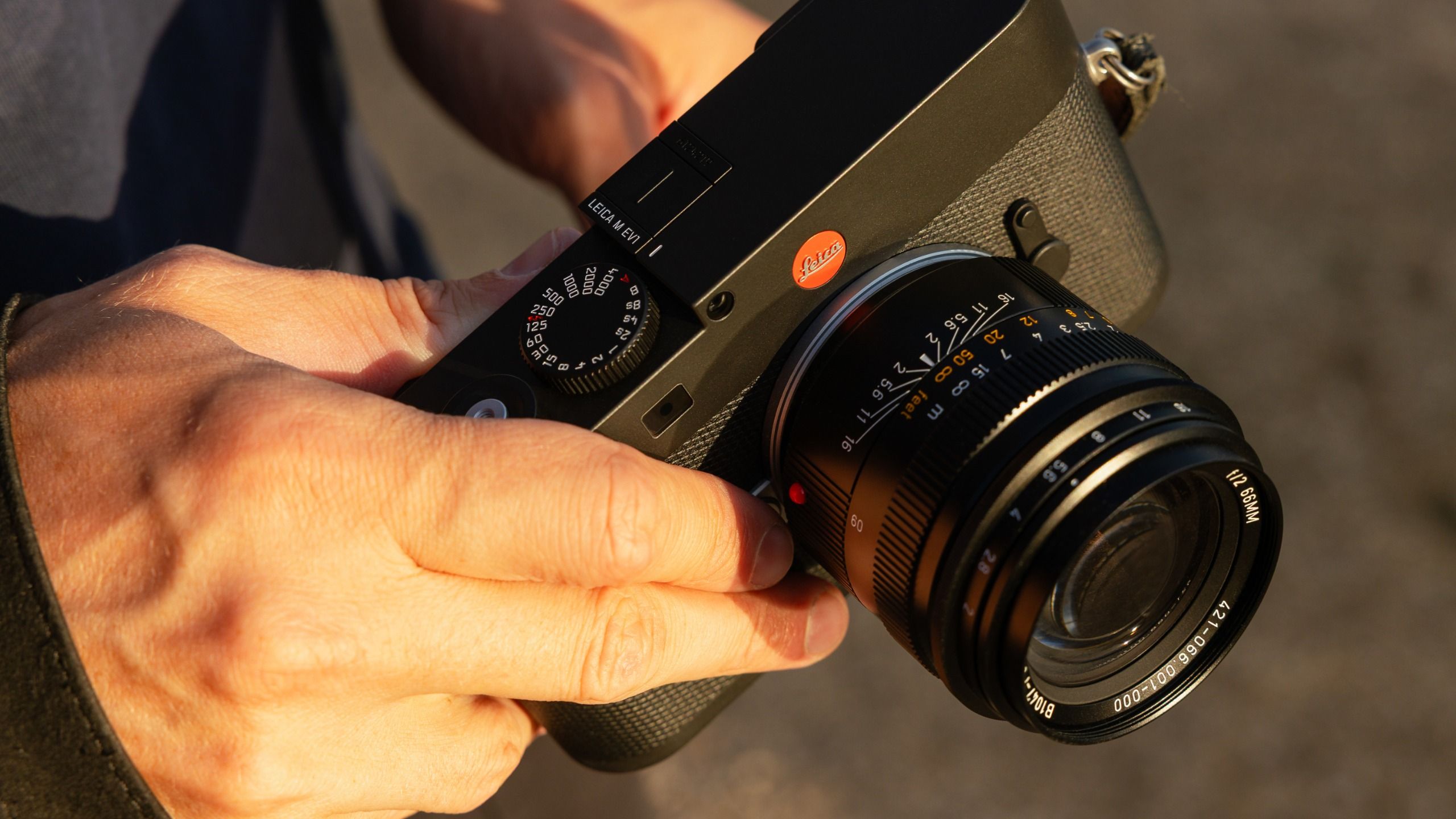 Di sản máy ảnh compact huyền thoại và ống kính Leica độc đáo