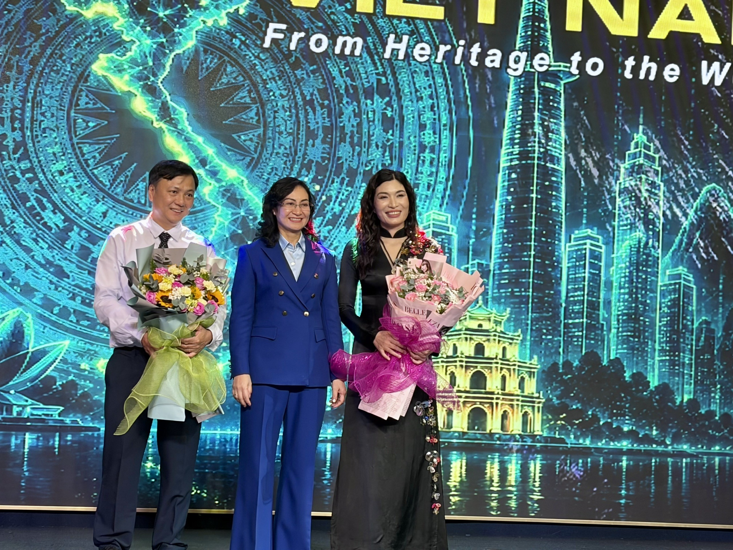 Bản giao hưởng Lụa Việt: Di sản bước lên sàn diễn quốc tế